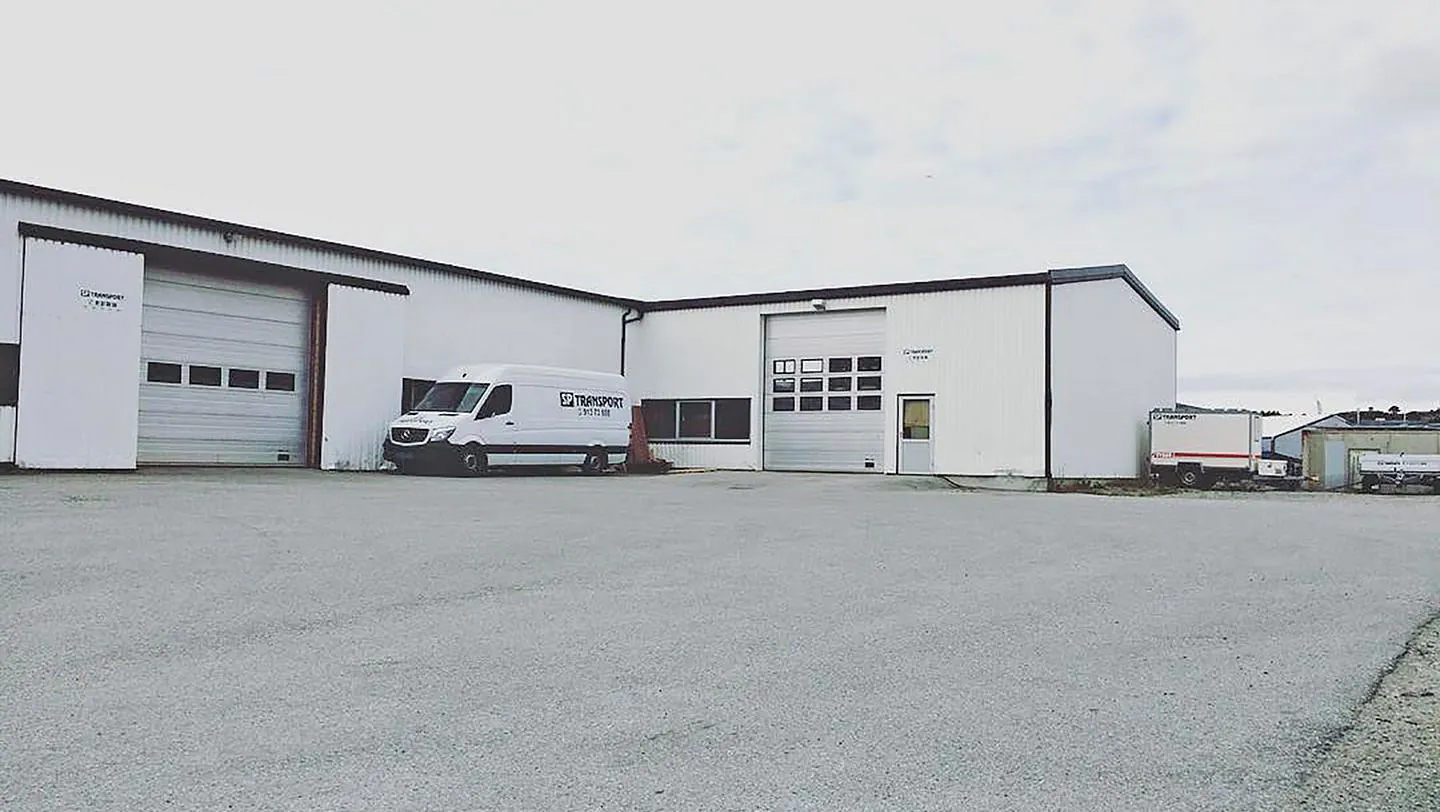 Bilde av en bilene forran lokalene til SP Transport